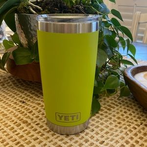 Yeti 20oz tumbler with slide lid.